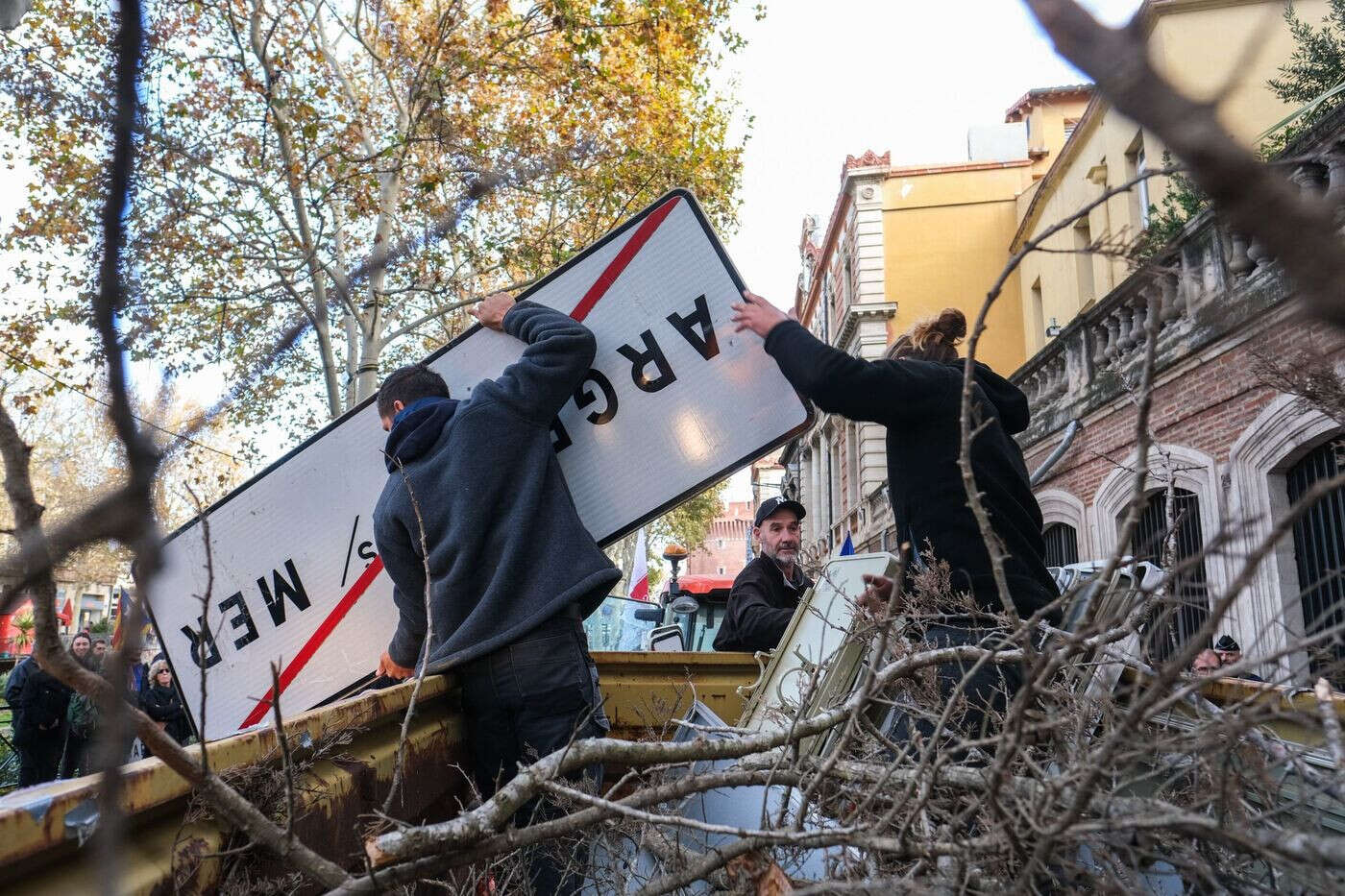 À Perpignan, les agriculteurs ont rendu les panneaux de ville mais revendiquent toujours