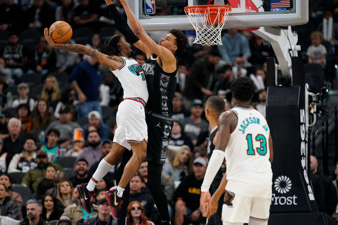 NBA : la vidéo du superbe mais inutile dunk de Ja Morant sur la tête de Victor Wembanyama