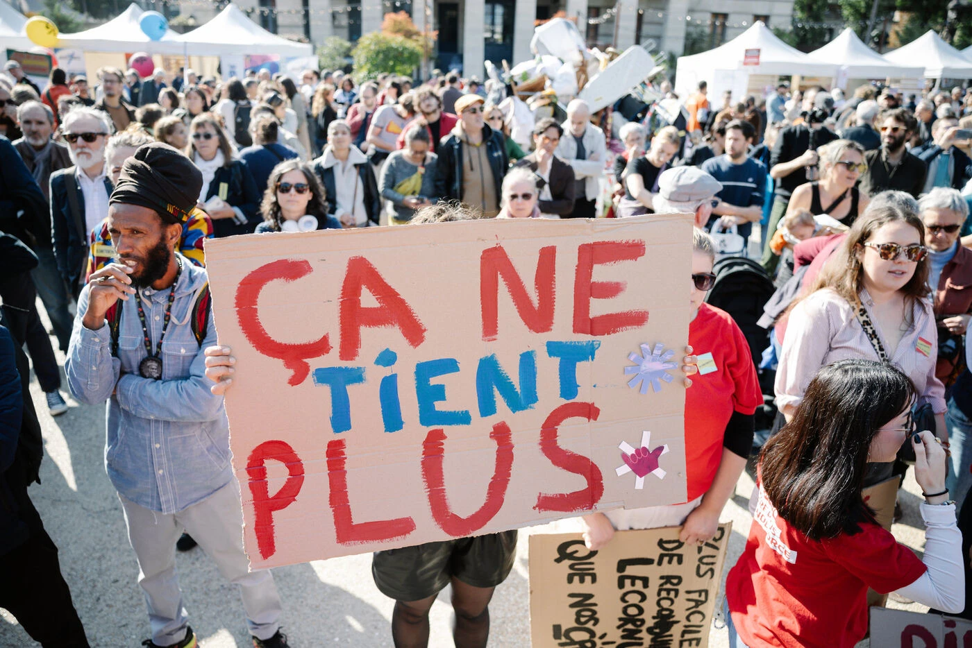 « On va devoir abandonner des activités » : les associations mobilisées dans la rue contre les coupes budgétaires