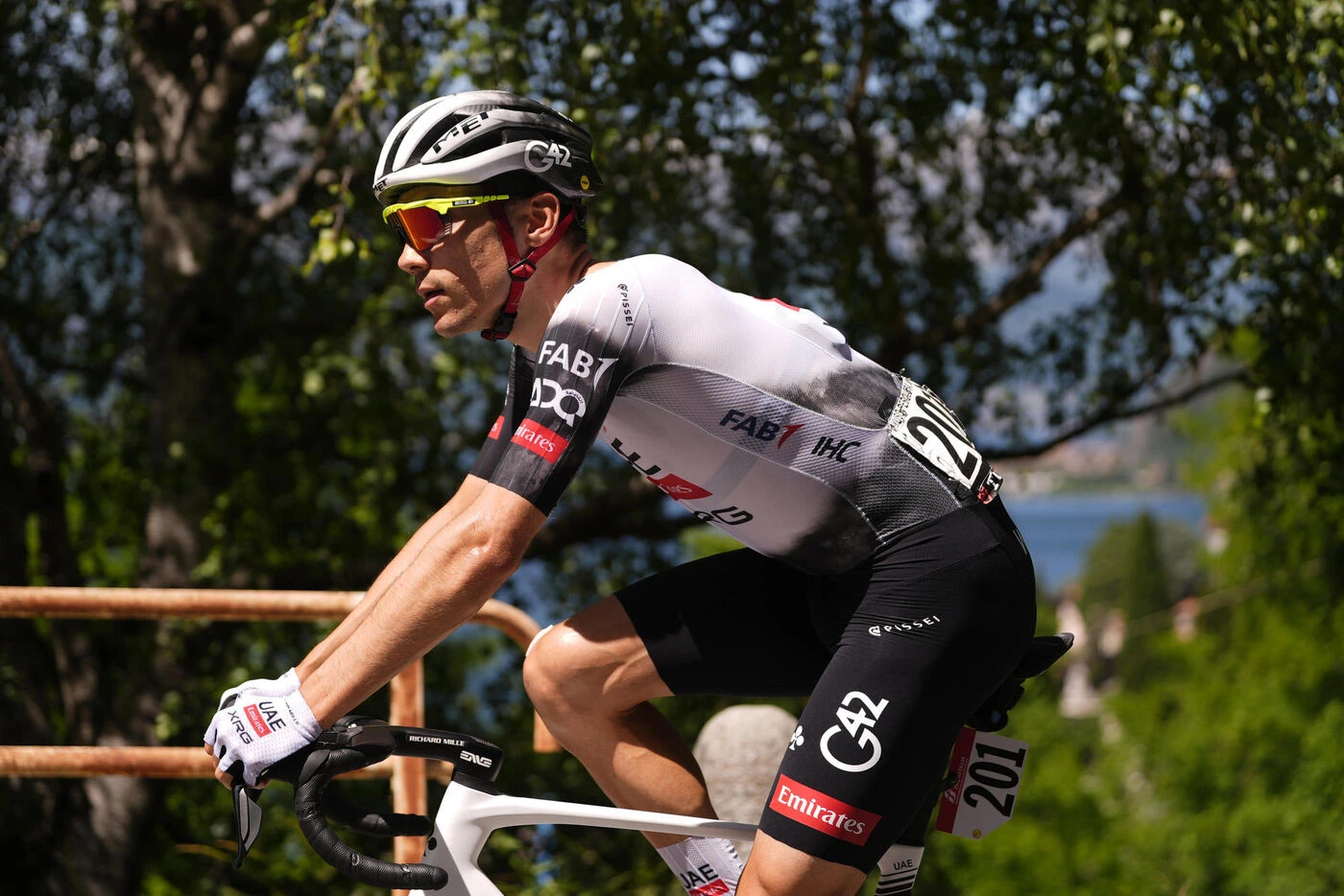 Giro : Juan Ayuso malchanceux et contraint d’abandonner après une piqûre d’abeille à l’œil