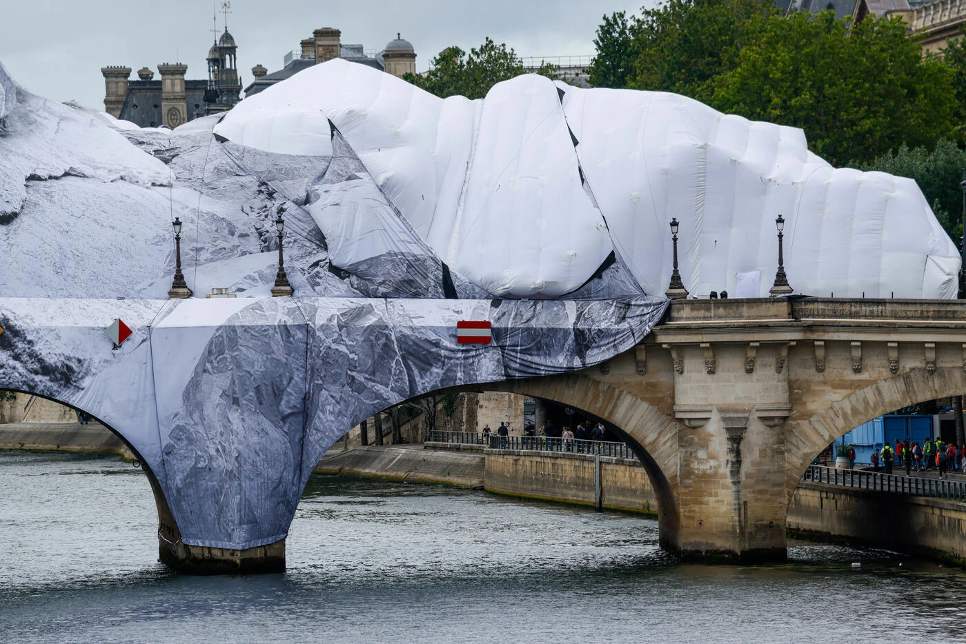 Caverne du Pont-Neuf : les réparations sont lancées, la date de réouverture de l’œuvre de JR reste inconnue