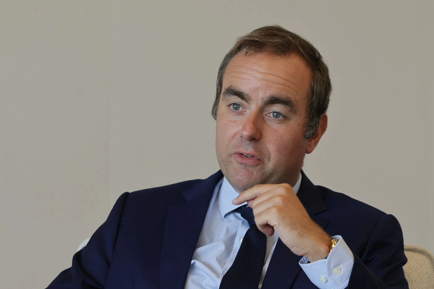 Secrétariat, voiture… Quels sont les « avantages à vie » des anciens ministres, que Sébastien Lecornu veut supprimer ?