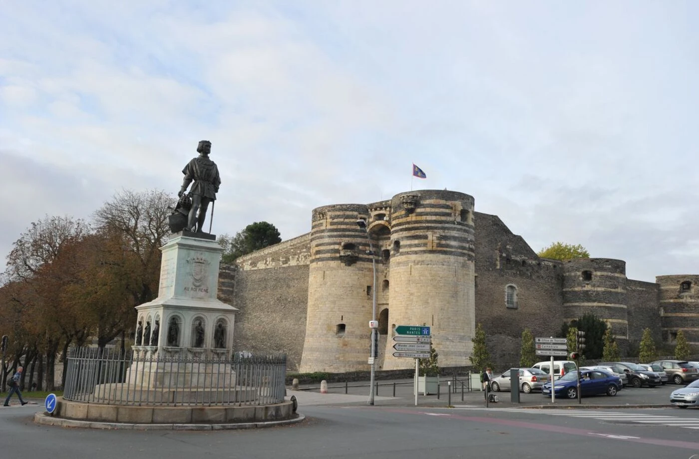 Angers : une femme se suicide en sautant dans les douves du château