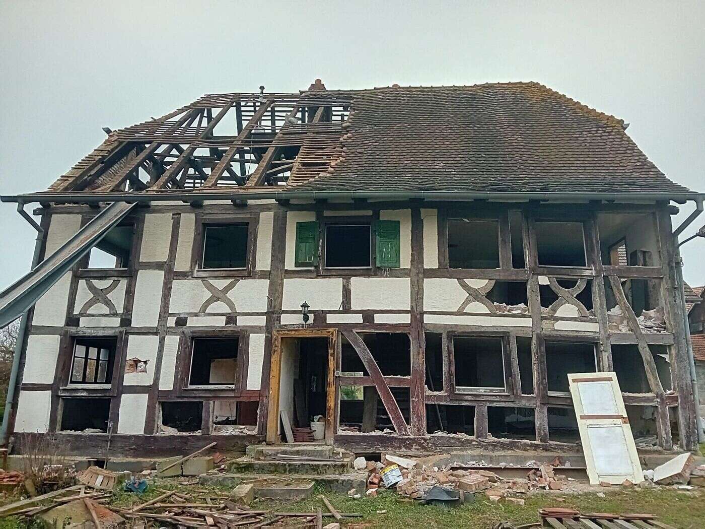 « La meilleure des pires solutions » : une maison alsacienne à colombages du XVIIe démontée et revendue en kit