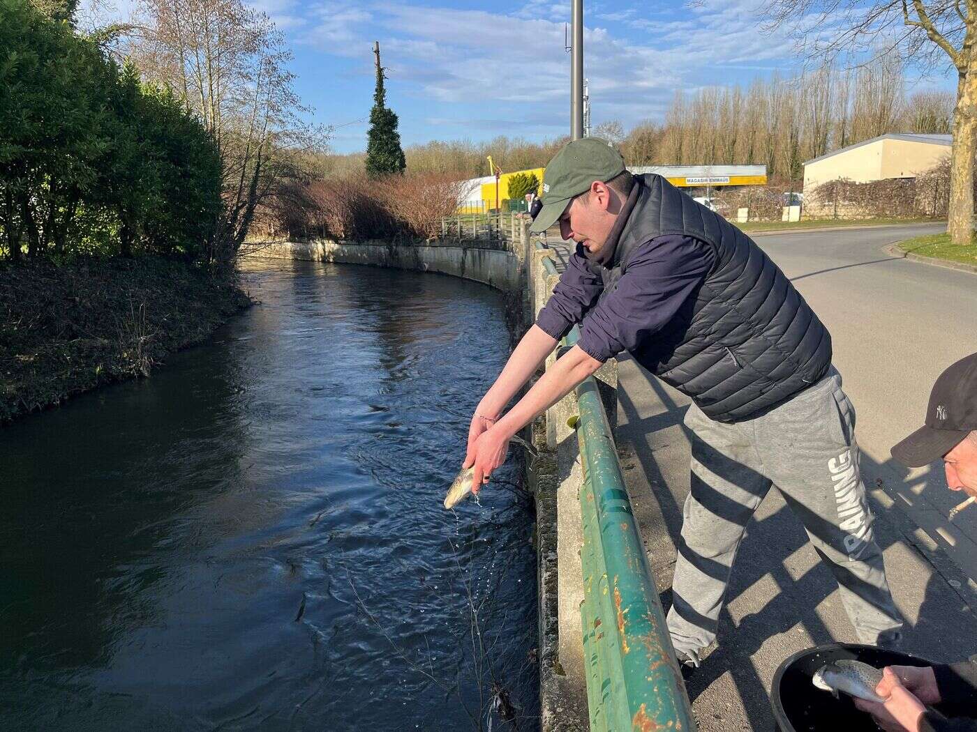 « Ça devrait frétiller » : trois ans après la « pollution du siècle », les poissons fuient toujours ce cours d’eau de l’Oise