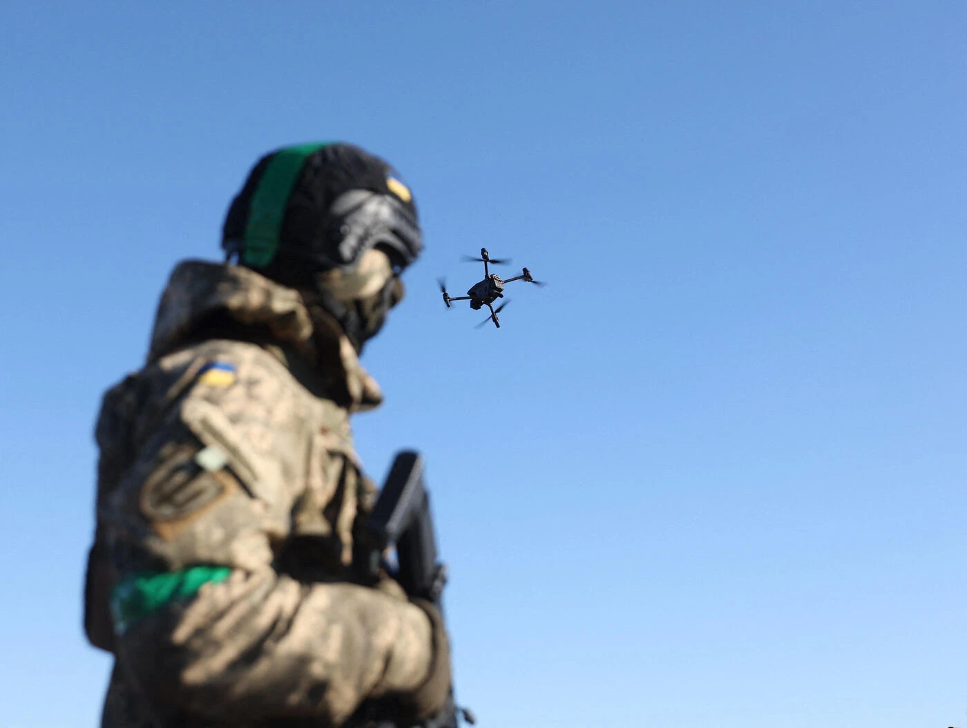 Guerre en Ukraine : comment les drones connectés à un câble à fibre optique permettent à la Russie de gagner du terrain
