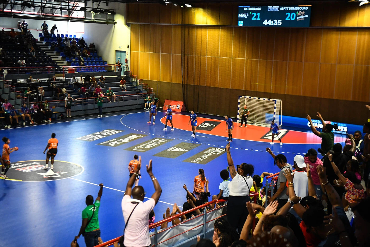 Individus masqués, fumigènes, « ambiance détestable »… À Créteil, la finale de Nationale 1 de handball interrompue