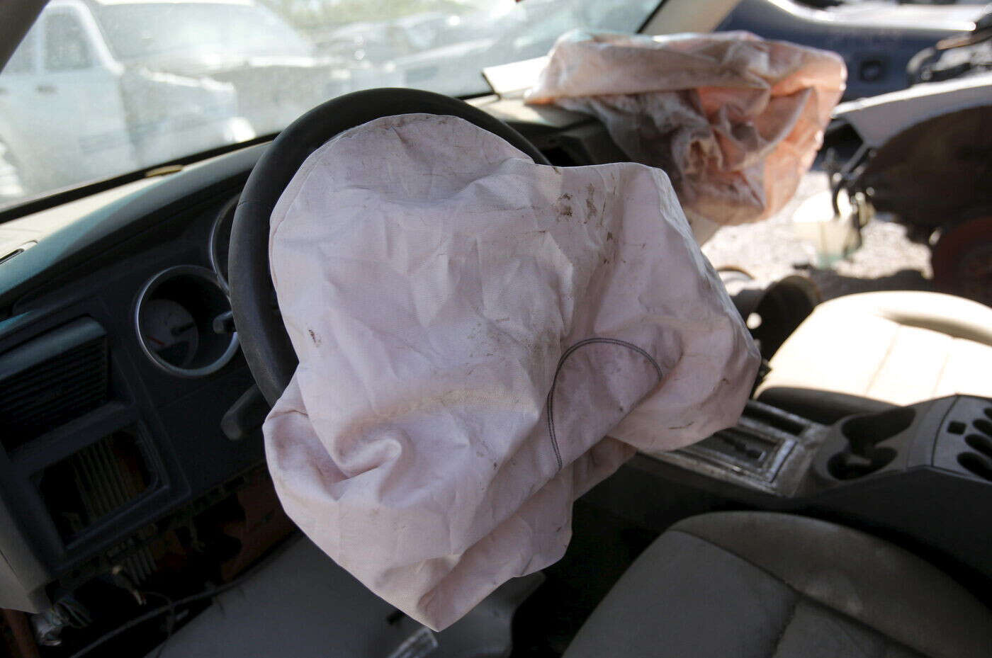 Airbags défectueux : en Guadeloupe, Manuel Valls lance un avertissement aux constructeurs