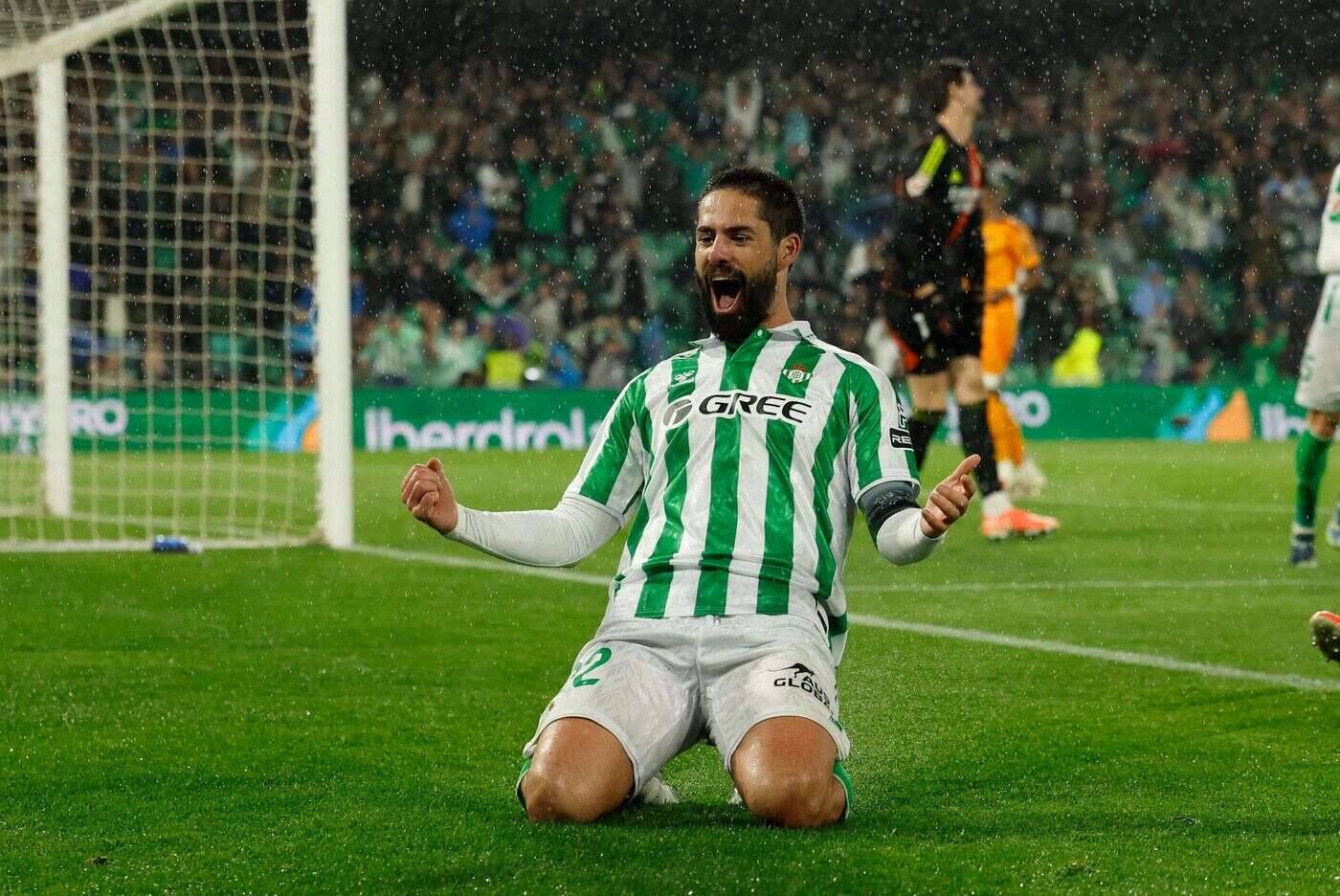 Football : Isco marque contre le Real Madrid et embrasse sa femme photographe sur le bord de la pelouse