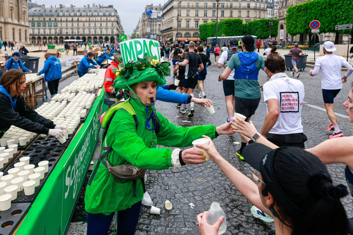 « Une première mondiale » : fin des gobelets et des bouteilles aux ravitaillements du Marathon de Paris 2026