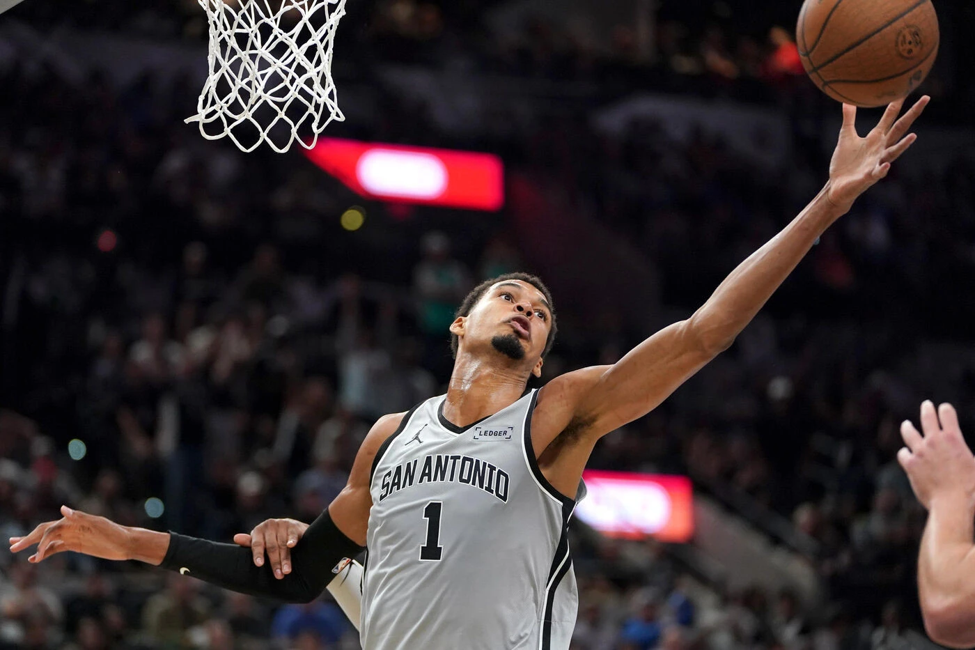 Un dunk énorme sur Durant et un récital en fin de match : les images de la victoire de Wemby et des Spurs contre Houston
