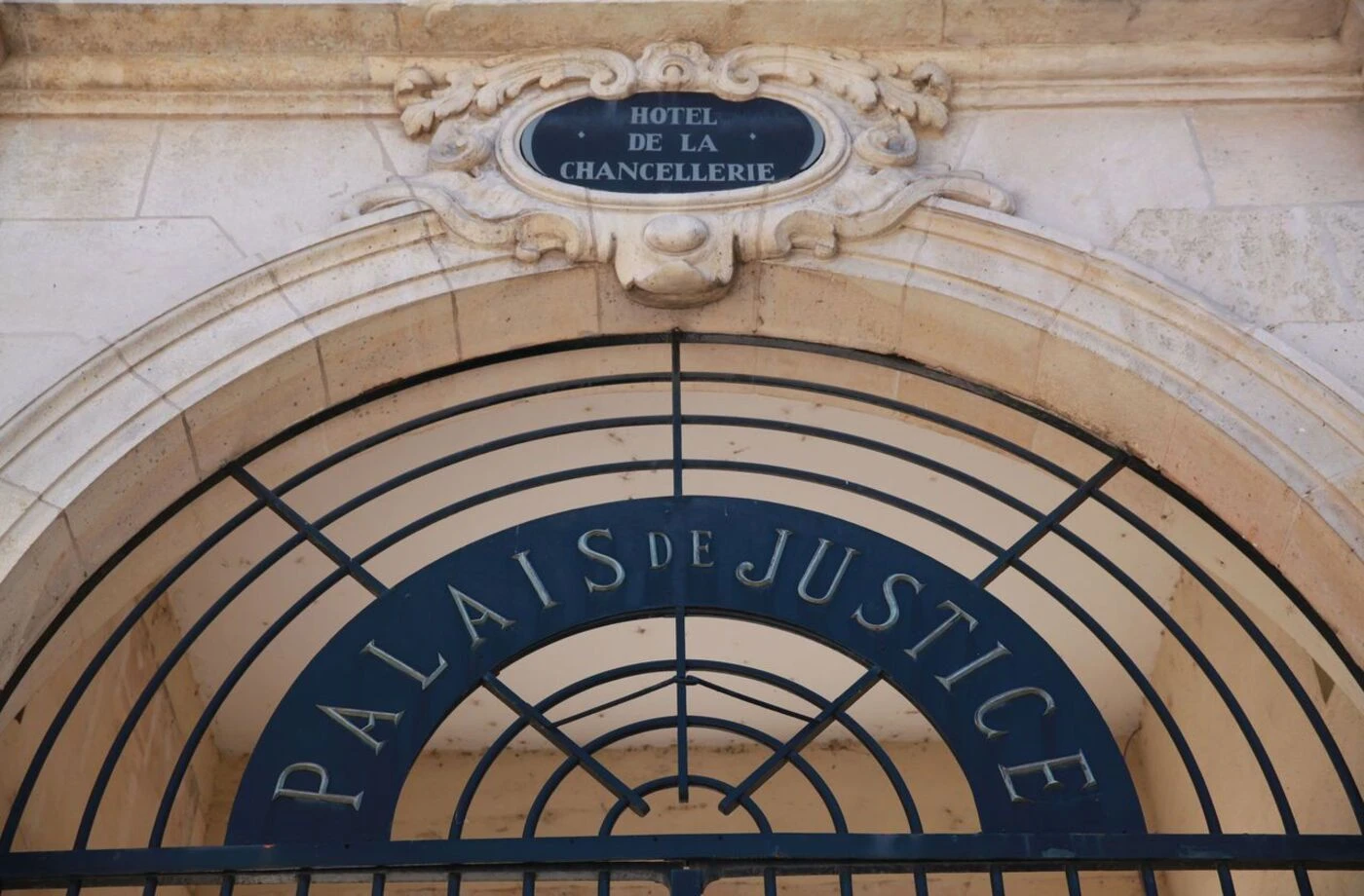 « J’aimerais tellement revoir tes seins » : un homme tire une flèche portant un message sexuel dans la chambre d’une fillette