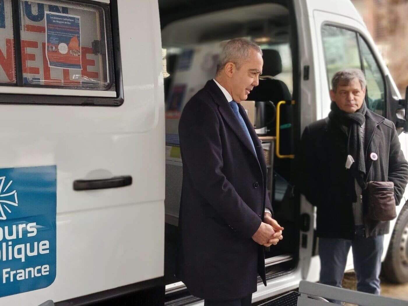 Les bénévoles du Secours catholique de Chartres accueillent le préfet, venu saluer leur engagement