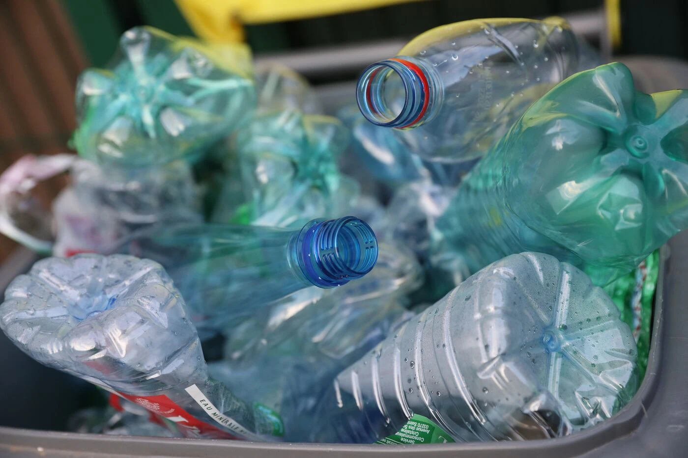 Sommet sur le plastique : les négociations s’enlisent à Genève, le texte proposé vivement critiqué de tous les côtés