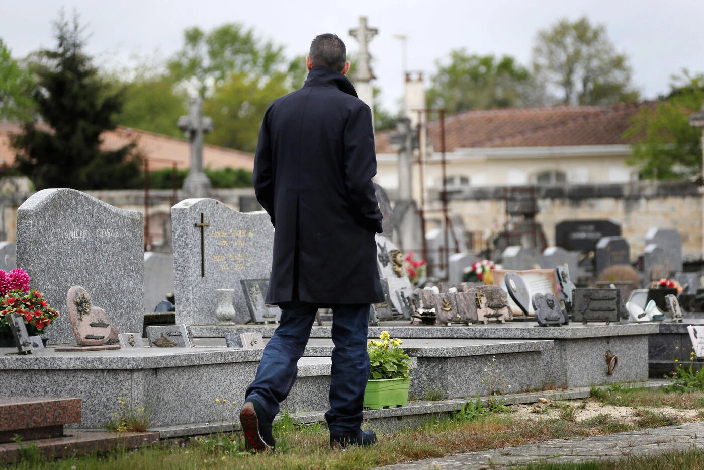 « Des collègues sautaient à pieds joints sur les jambes des morts » : poursuivi en diffamation, Jonathan, l’ancien croque-mort persiste