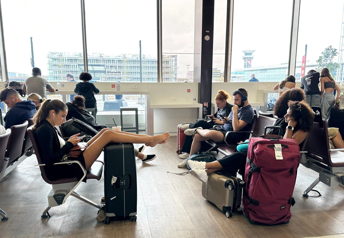 « Vraiment effrayant » : le toit d’une cafétéria de l’aéroport d’Almeria s’effondre après un tremblement de terre en Espagne