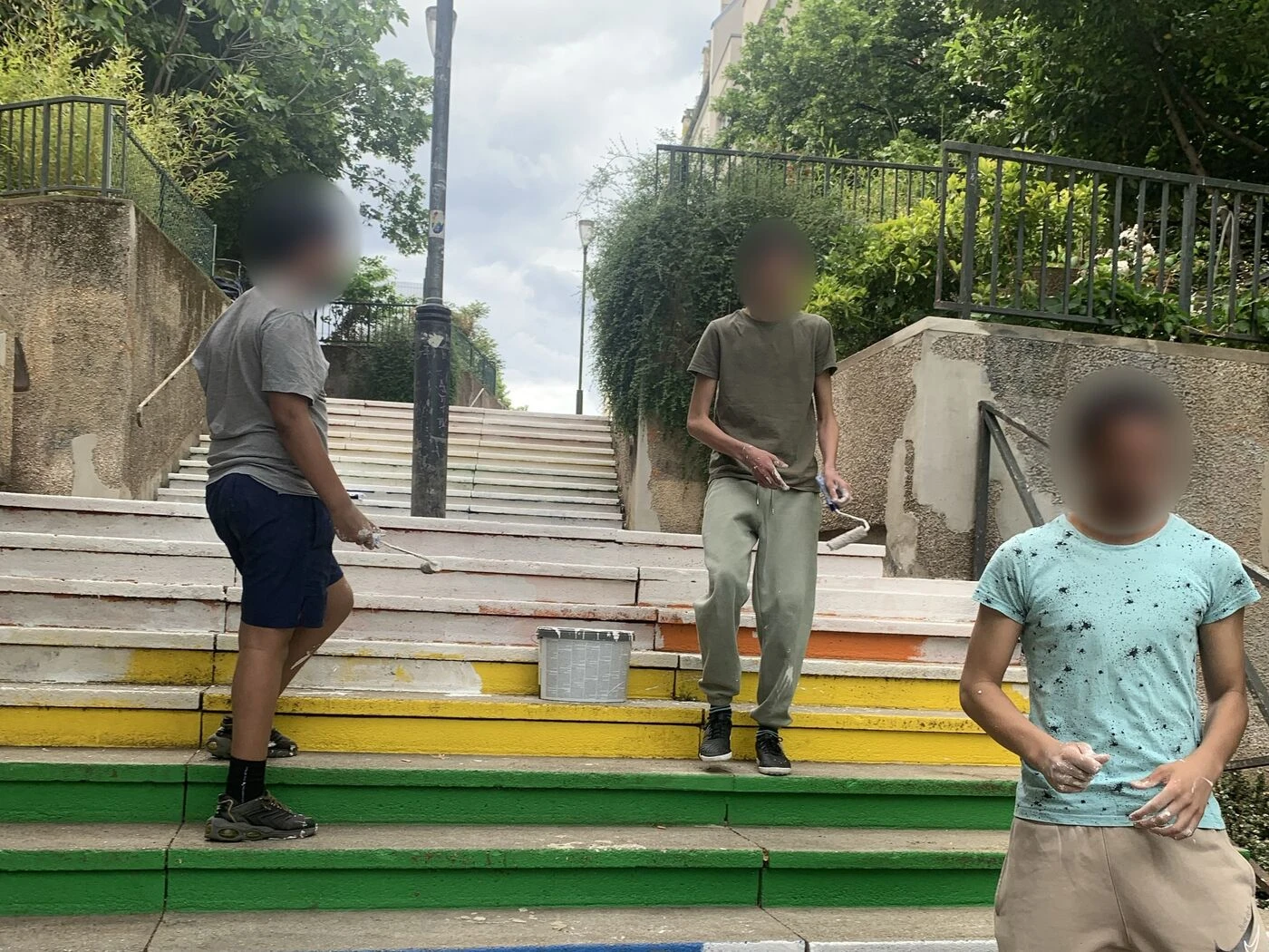 À Paris, quatre ados suspectés d’avoir dégradé des escaliers pro-LGBT : « Ils savaient très bien ce qu’ils faisaient »