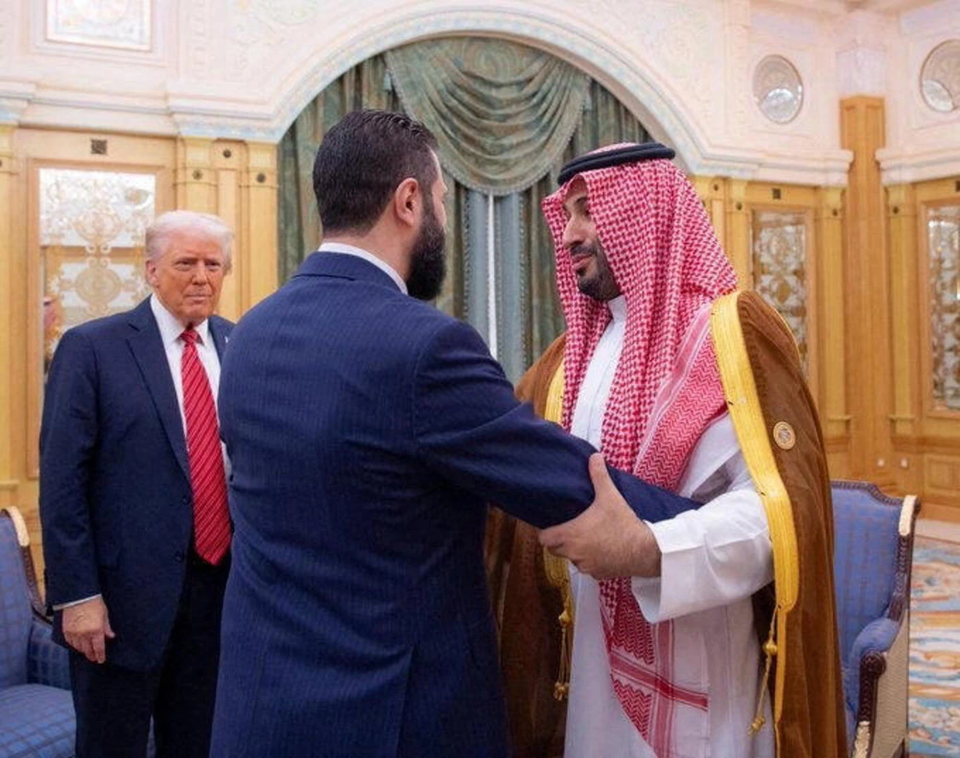 « Un homme coriace, un passé solide » : Donald Trump fait l’éloge du président syrien par intérim après leur rencontre