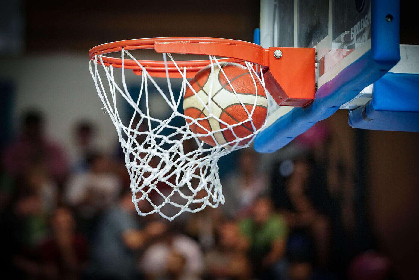 Basket : la vidéo du dunk claqué en plein match par la Française Alicia Tournebize, à seulement 17 ans