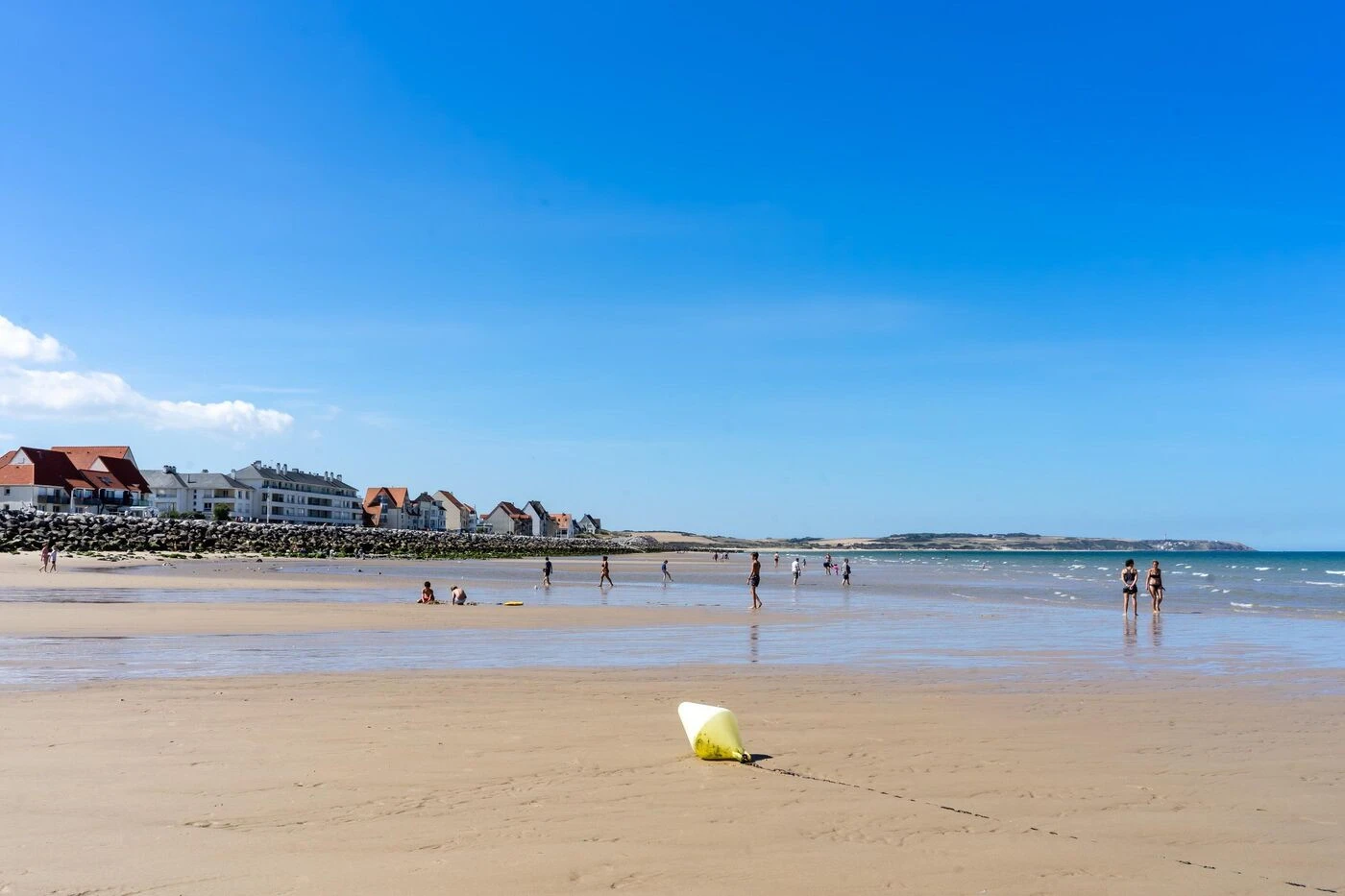 Un enfant trouve un curieux objet sur la plage et le ramène chez lui : il s’agissait d’un chargeur de mitraillette