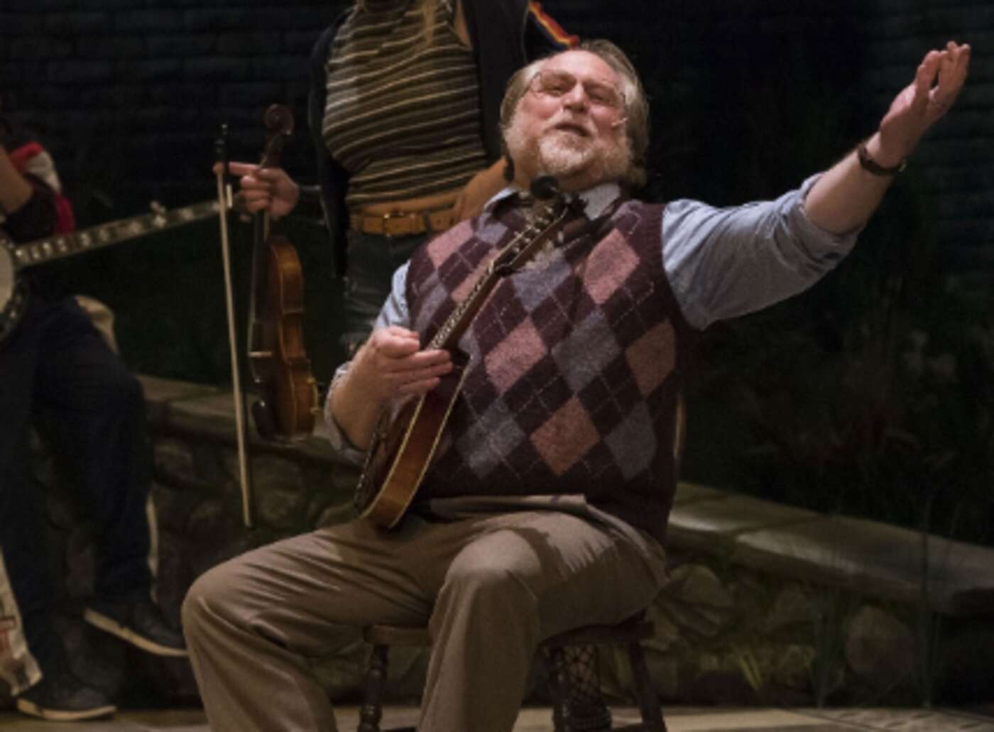 Le comédien canadien Julien Arnold s’écroule et meurt sur scène en pleine pièce de théâtre à l’âge de 60 ans