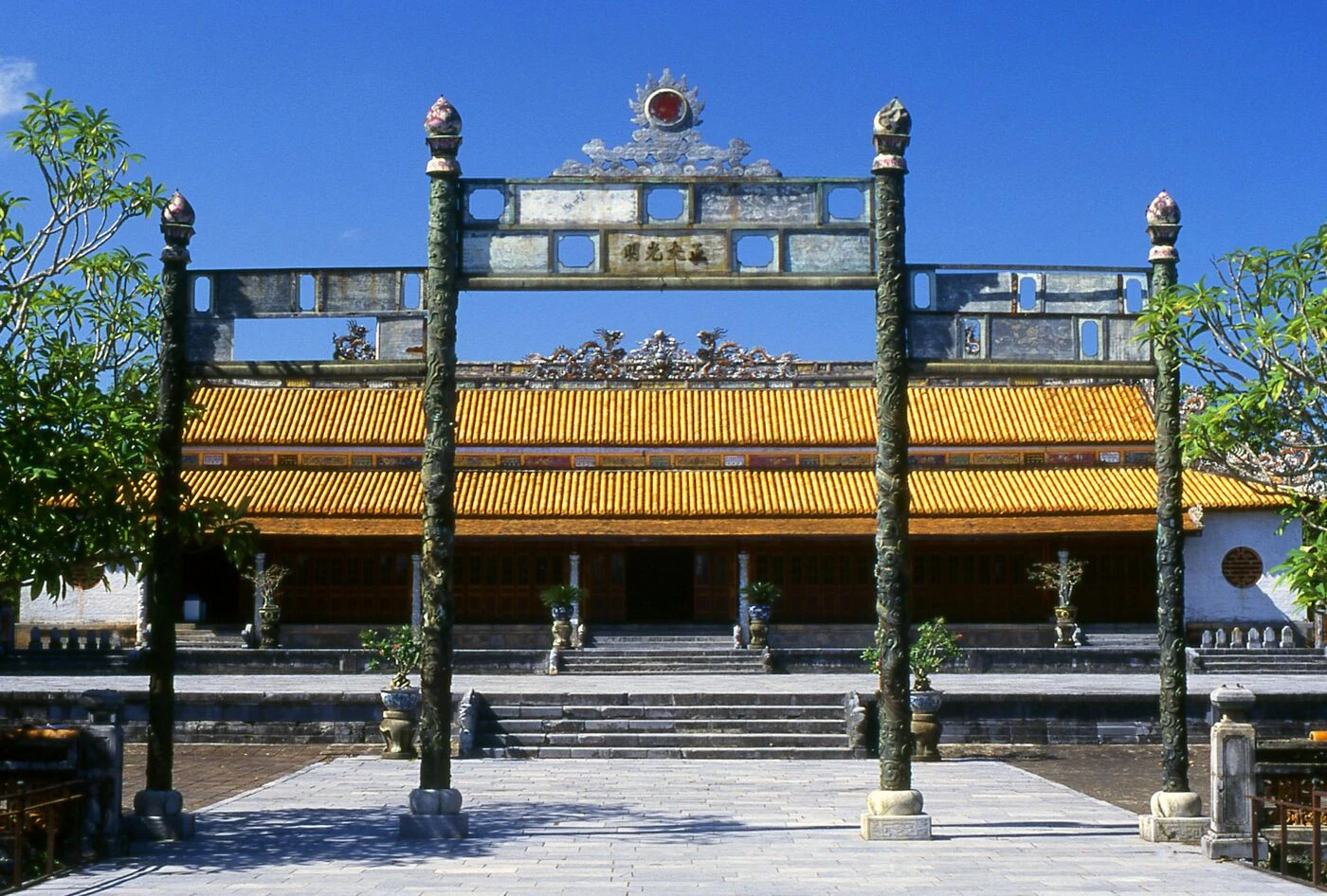 « Gravement ivre » : un homme monte sur un trône d’un palais au Viêt Nam et casse « un trésor national »