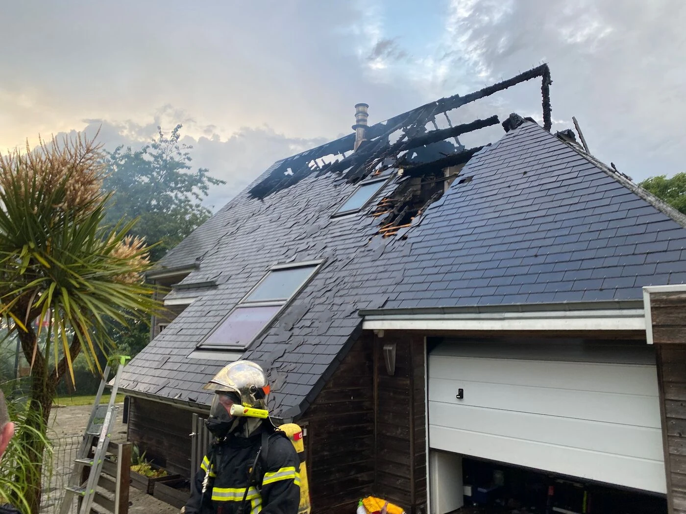 « J’ai vu l’éclair traverser ma maison » : Thomas, 39 ans, miraculé des orages dans la Manche, mais son domicile « ravagé »