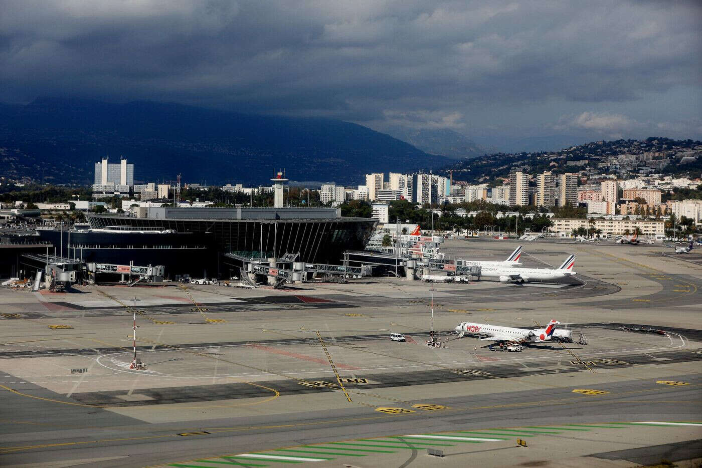 À l’aéroport de Nice, un SDF se faufile sur le tapis à bagages pour s’introduire sur la piste