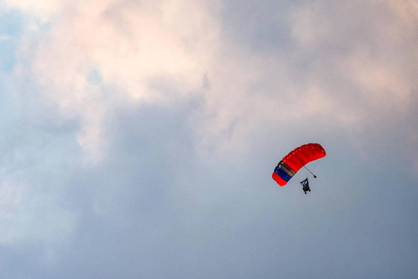 Un jeune homme perd la vie lors d’un saut en parachute dans l’Oise