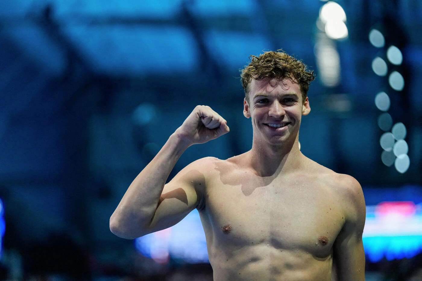 « J’ai quand même du mal à y croire » : Léon Marchand stupéfait par son exploit aux Mondiaux de natation