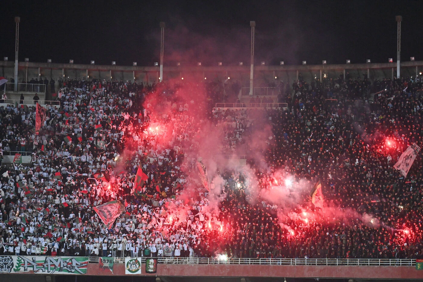 Football : un mort et 11 blessés lors d’un accident en tribunes, la fête pour le titre du MC Alger annulée