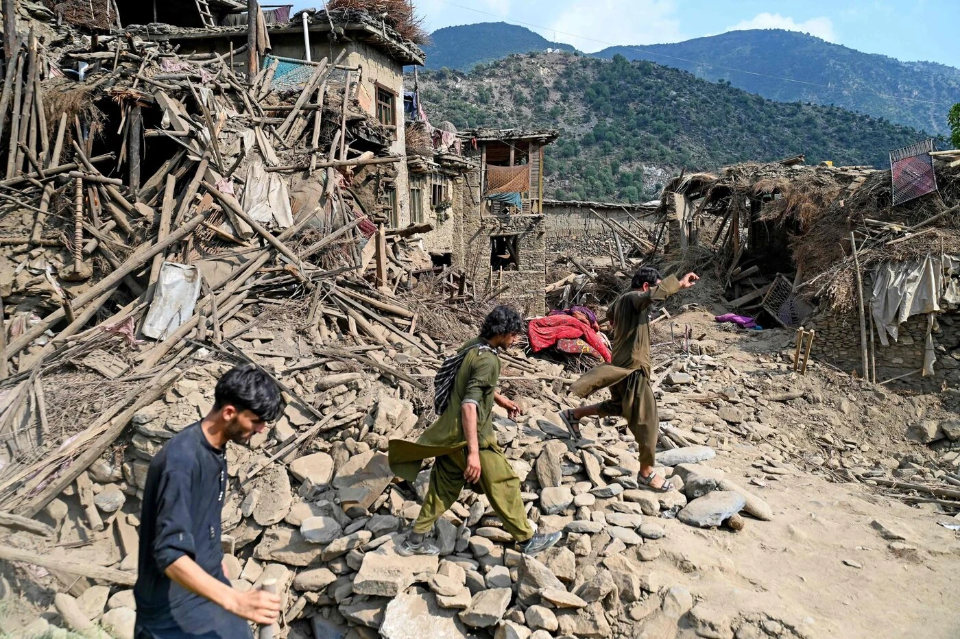 Le bilan s’alourdit après le séisme en Afghanistan, plus de 900 morts recensés
