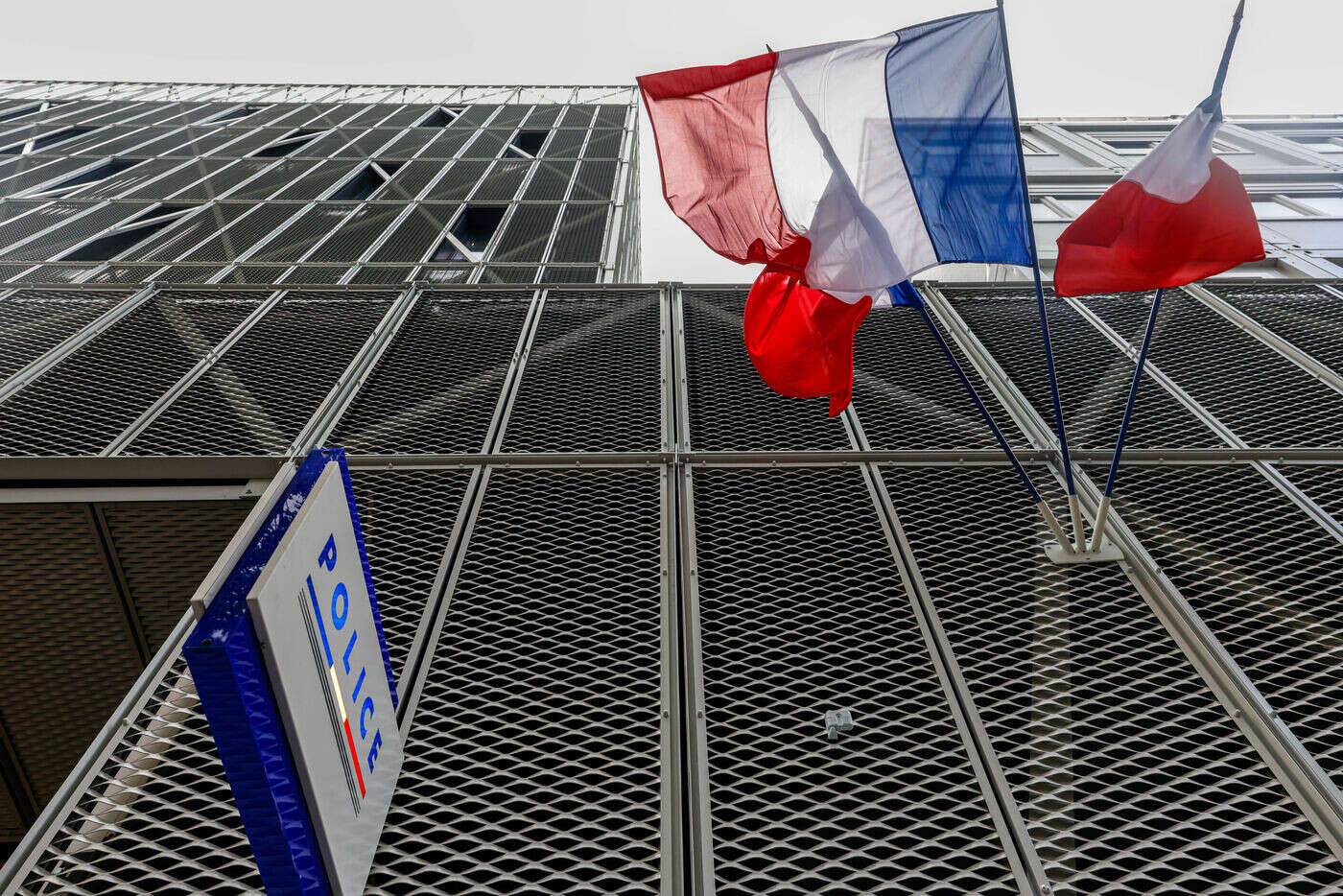 Paris : la cliente d’un palace dénonce des violences conjugales, le personnel arrête son compagnon en fuite