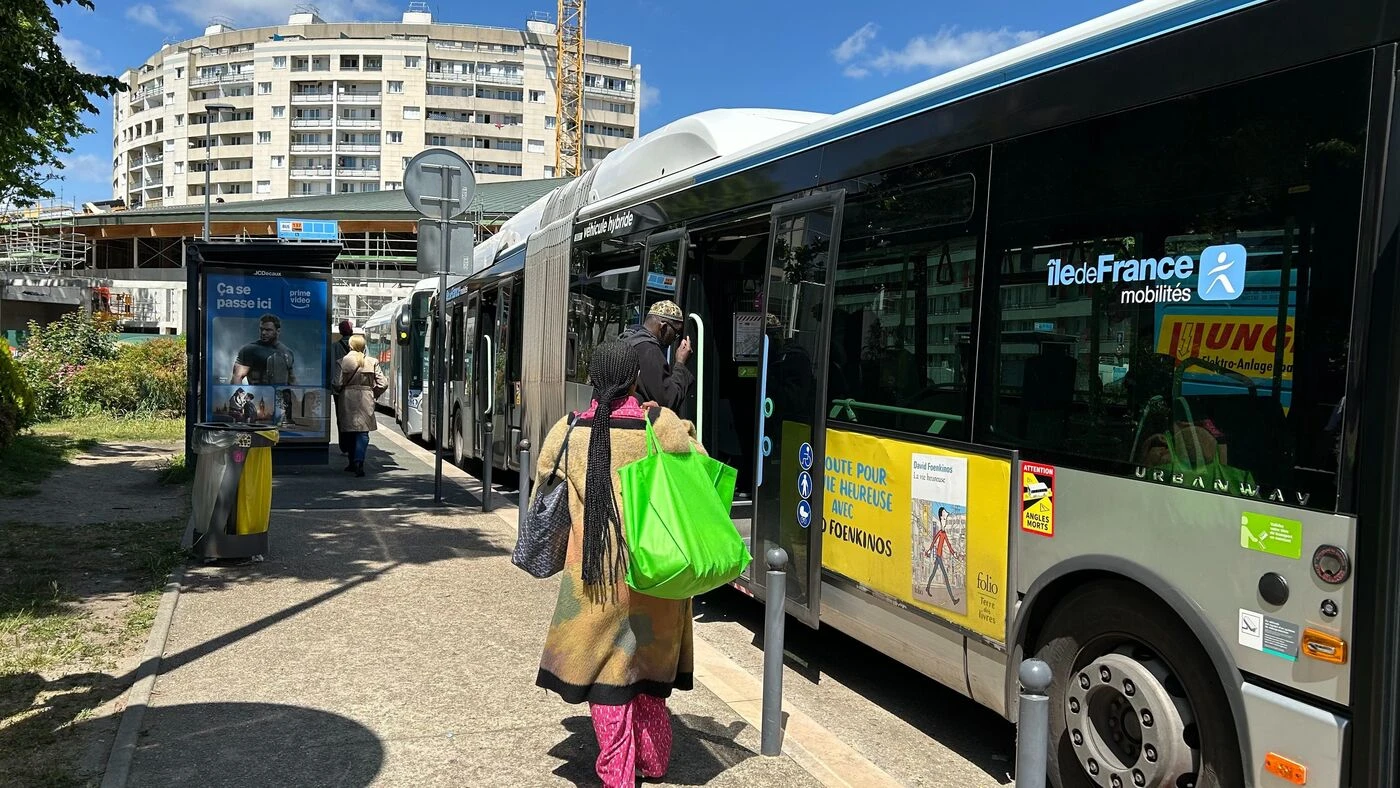 Villeneuve-la-Garenne : privés de tramway, les usagers doivent rejoindre la gare de Saint-Denis pour prendre le bus