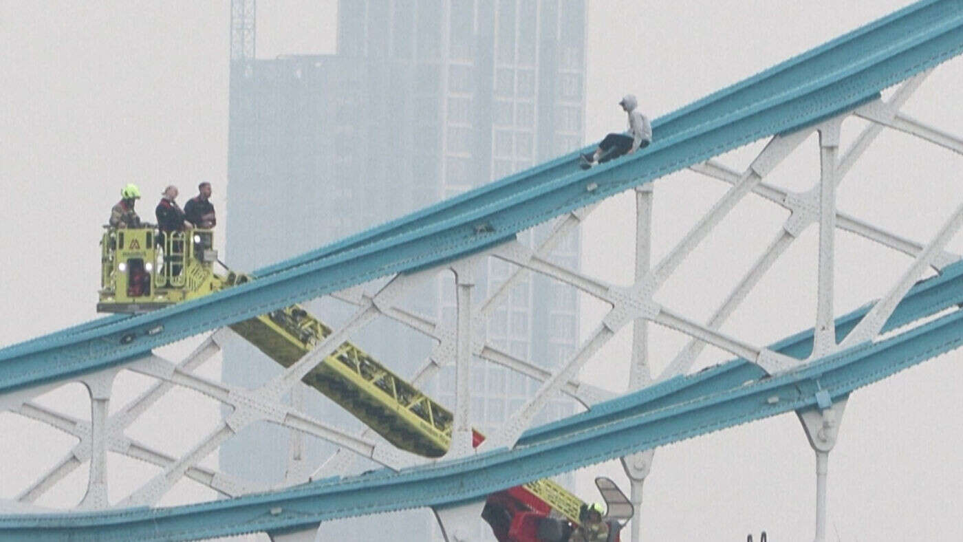 VIDÉO. Un homme escalade le Tower Bridge et paralyse la circulation