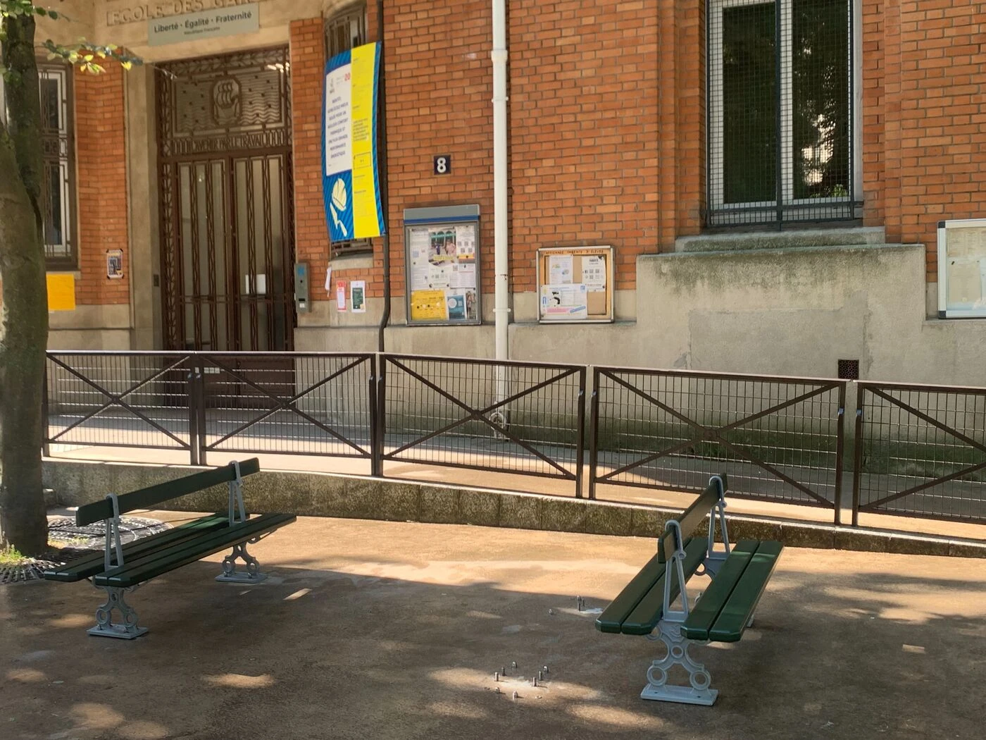« Ils sont super confortables » : Paris se dote de mini-bancs Davioud, réservés aux enfants
