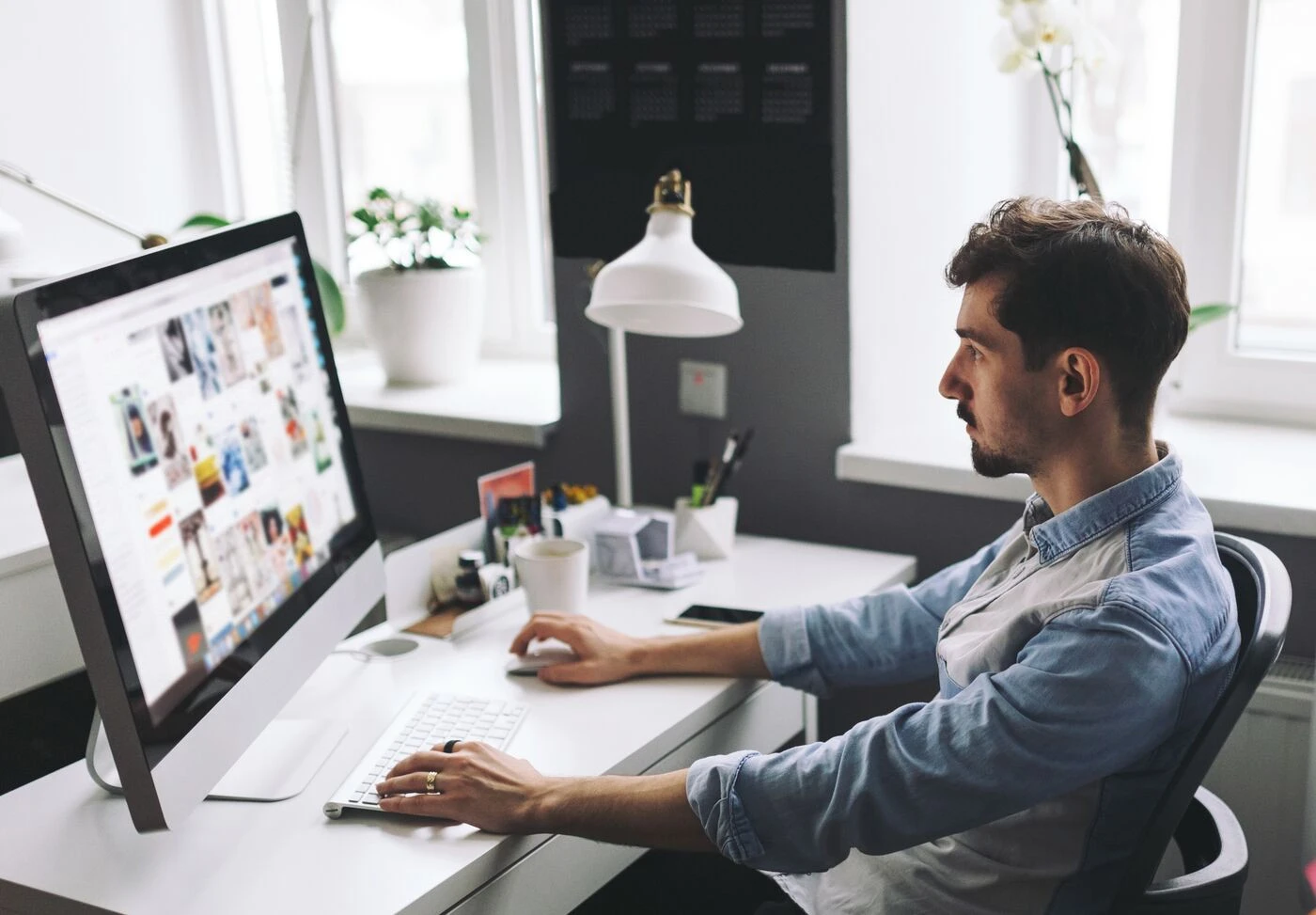 ChatGPT, Copilot, Gemini... Plus d’un tiers des cadres utilisent régulièrement l’IA au travail, malgré les craintes