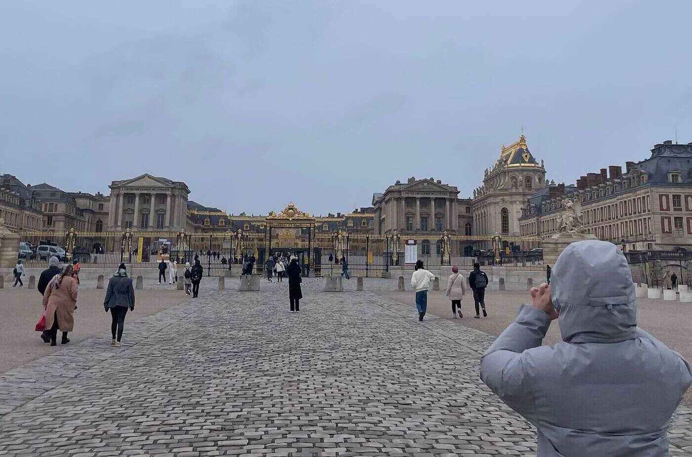 Yvelines : il tente de forcer l’entrée du château en se proclamant « Roi de Versailles »