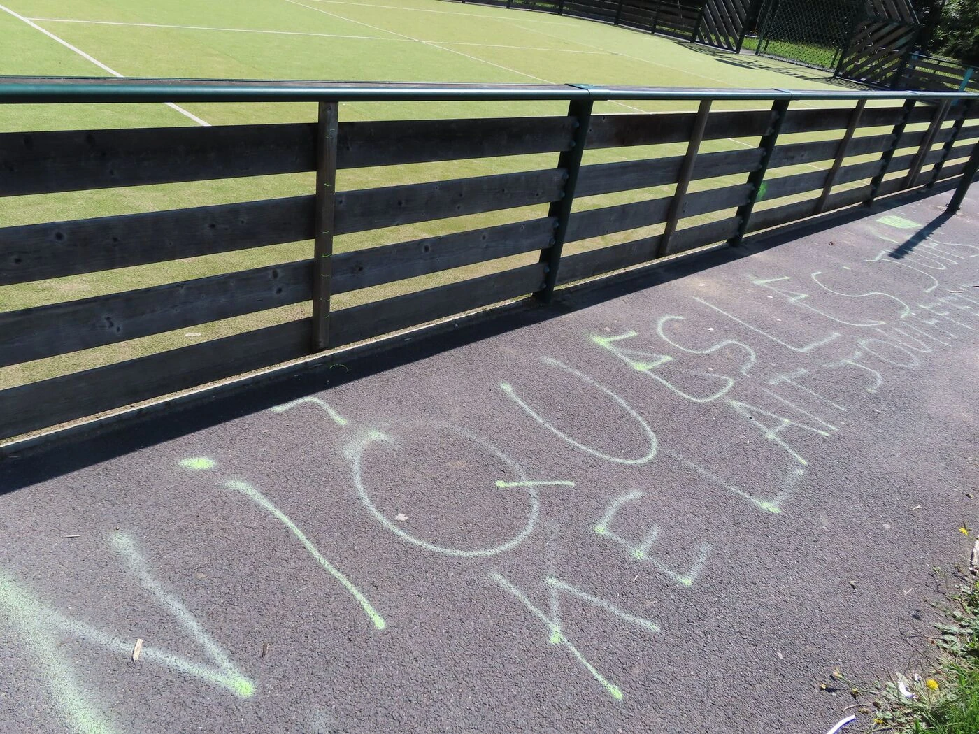 « Nous condamnons fermement » : des tags antisémites découverts sur un city stade de l’Oise