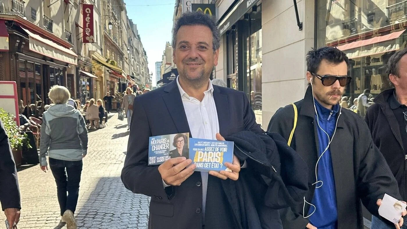 Paris : Harry Styles photographié incognito pendant une campagne de tractage pour Rachida Dati