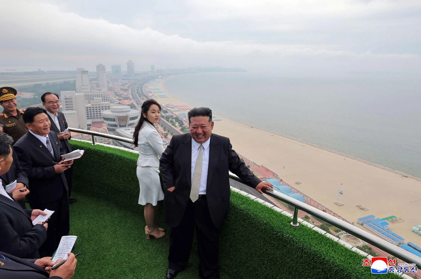 « L’un des plus grands succès de cette année » : Kim Jong Un inaugure une station balnéaire en Corée du Nord