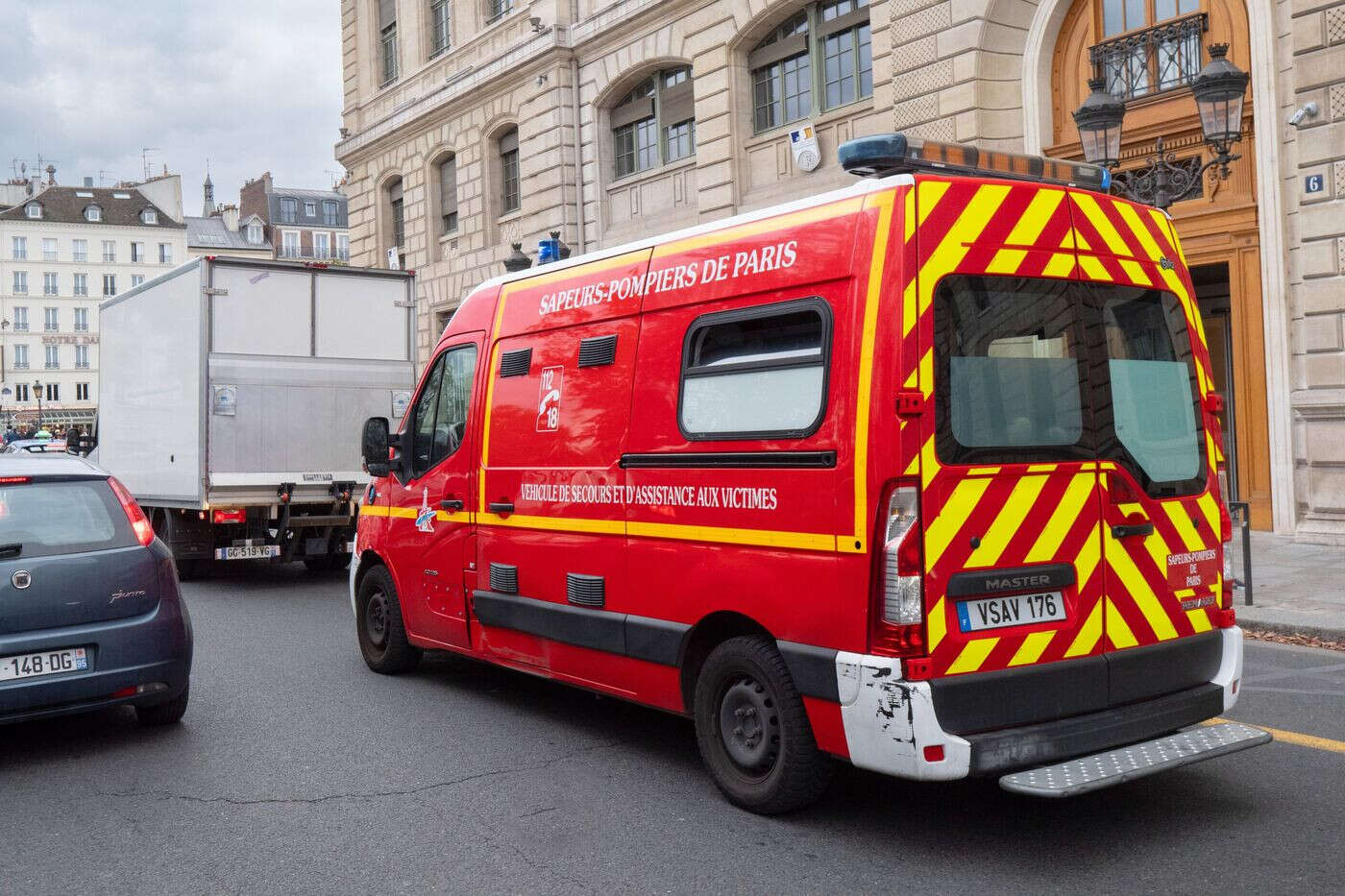 Paris : une jeune fille de 17 ans en urgence absolue après avoir été heurtée par un camion