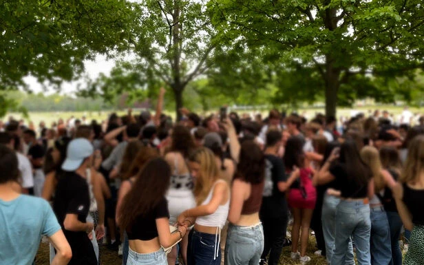 VIDÉO. Paris : 300 lycéens fêtent le bac au bois de Boulogne, la police les disperse