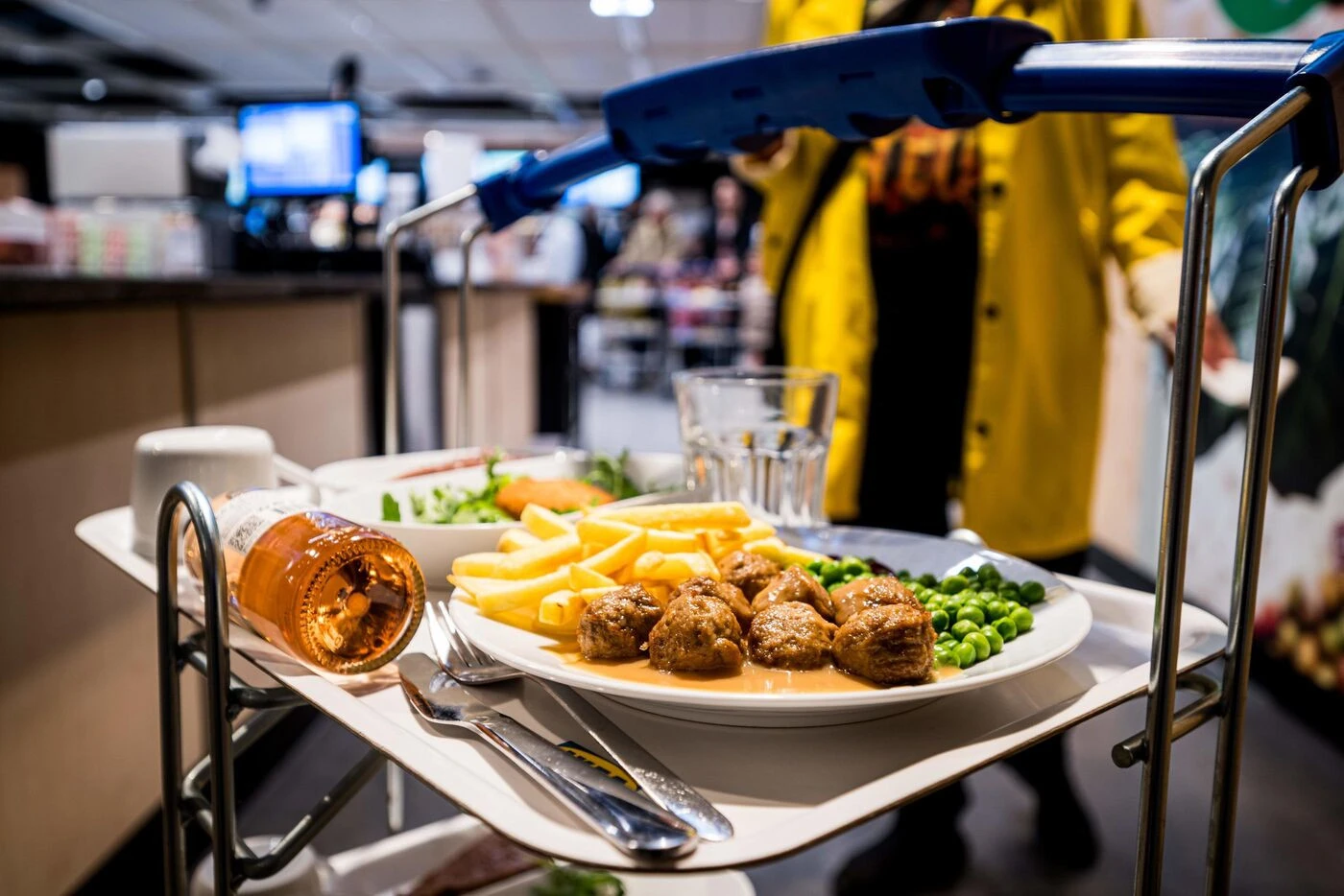 Ikea : prix cassés et offres à moitié prix, le géant du meuble accélère son offensive dans ses restaurants