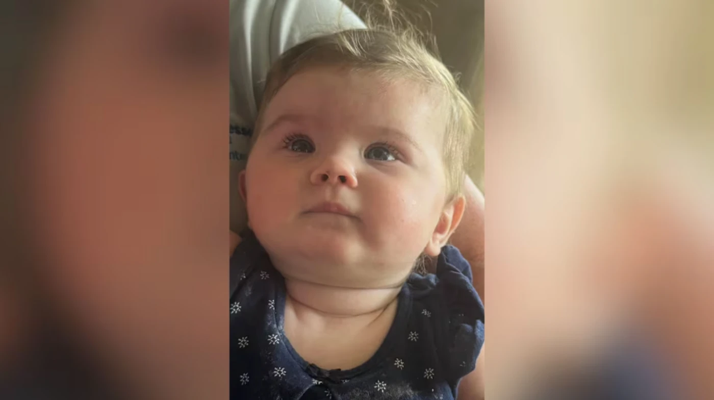 Un bébé mystérieusement découvert dans un siège auto au milieu du jardin d’un inconnu, ses parents retrouvés assassinés