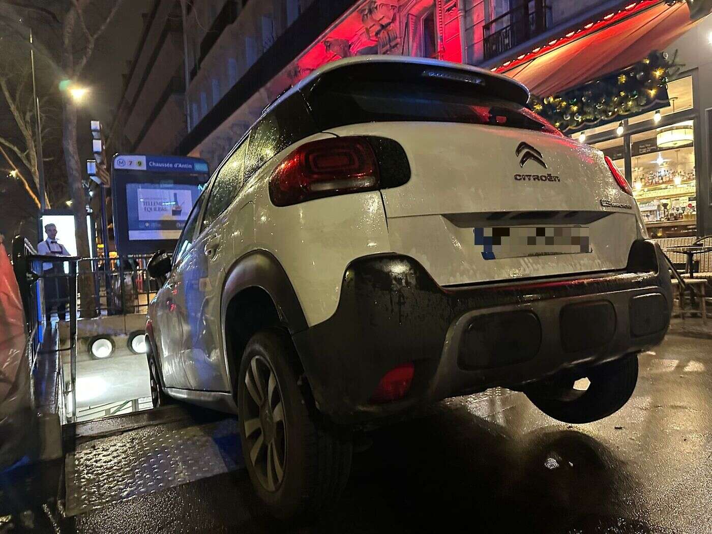 Paris : une voiture s’engouffre dans une bouche de métro près des Galeries Lafayette