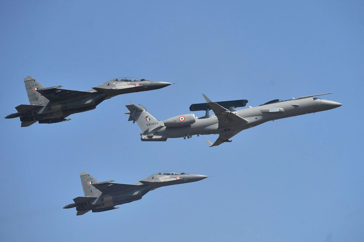 Guerre en Ukraine : Kiev frappe cinq avions de chasse russes et détruit un SU-30SM à plus de 30 millions d’euros
