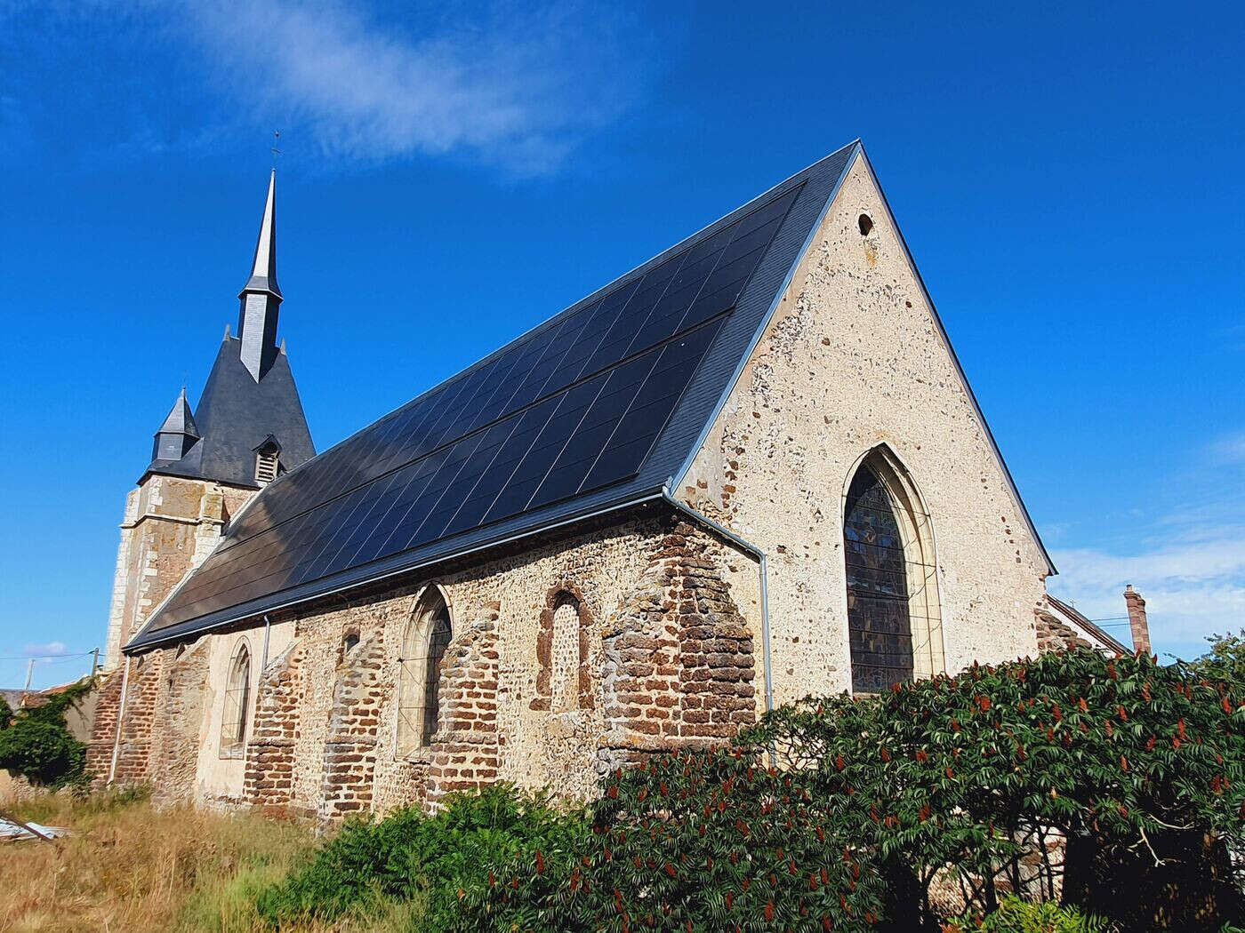 L’ardoise « salée » des panneaux solaires sur le toit de l’église en Eure-et-Loir