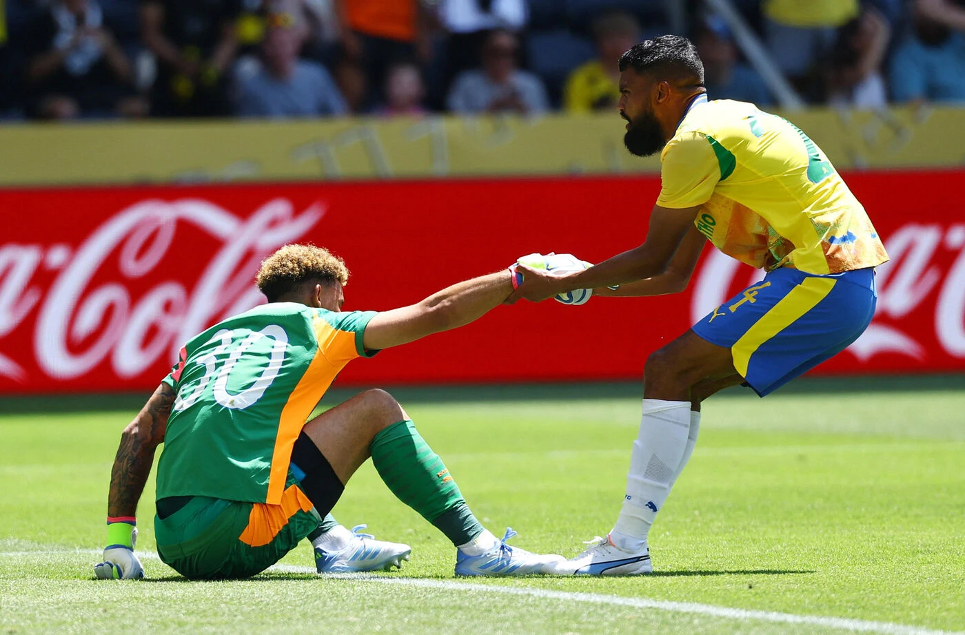 Mamelodi Sundowns - Dortmund (3-4) : la vidéo de la boulette du gardien sud-africain lors d’un match à sept buts