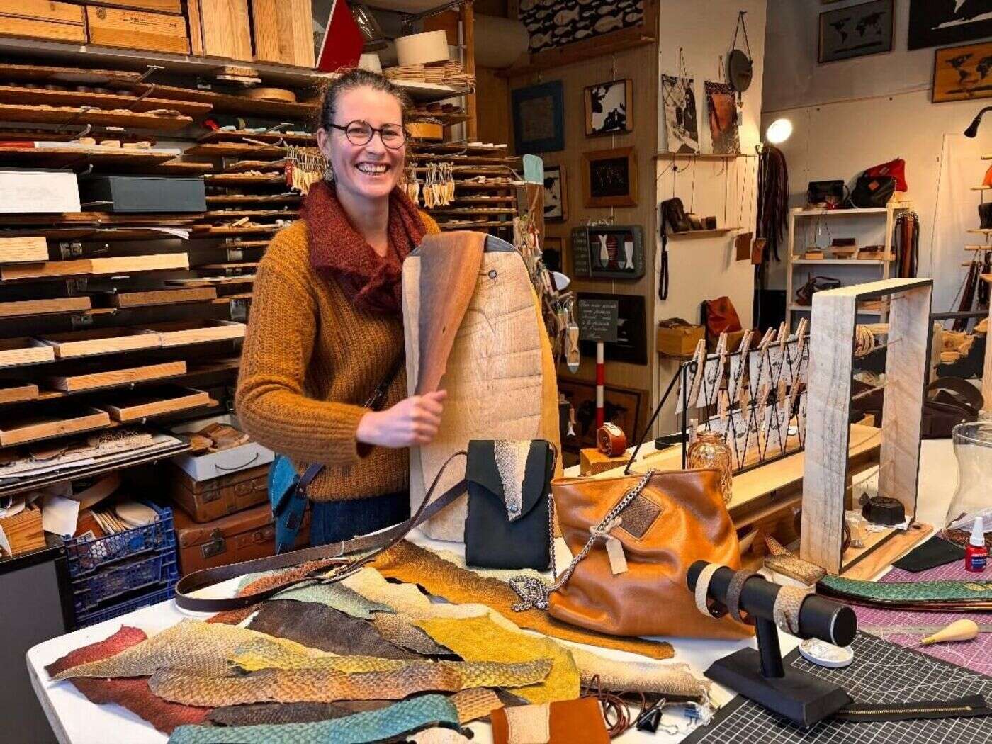 Bar, dorade, Saint-Pierre, mulet… À Concarneau, elle s’est reconvertie dans la maroquinerie en peau de poissons !